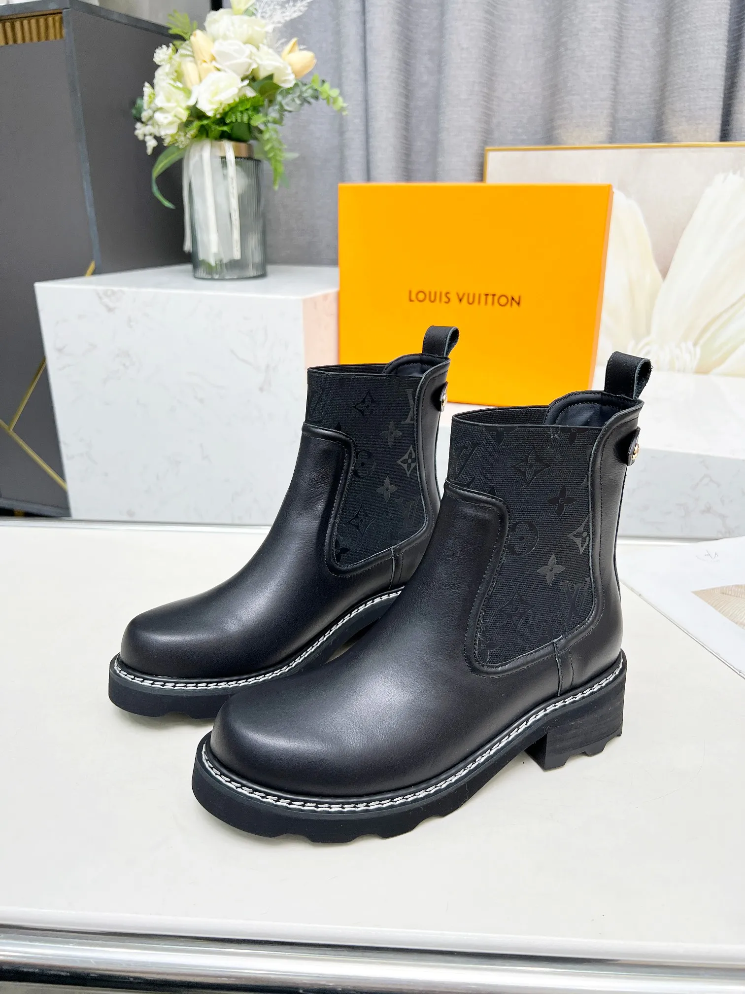 👟👟Ex-factory price 560👟👟Louis Vuitton 2024 autumn and winter high-end customization, major celebrity and Internet celebrity catwalk style, century-old classic, exquisite craftsmanship, comfortable on the feet. This LV Beaubourg ankle boot has a smooth calf leather body with handsome style and soft elements, and the Monogram patterned elastic side panel embodies the style of Chelsea boots. Paired with a thick yet lightweight micro outsole. Dazzling studs, a Louis Vuitton embossed leather label and plain stitching around the welt add to the sophisticated details. Fabric: Full-grain cowhide Lining: Cowhide Color: Black Brown Code number 35 to 40 (41 and 42 can be customized and non-returnable) Bosses are welcome to make orders